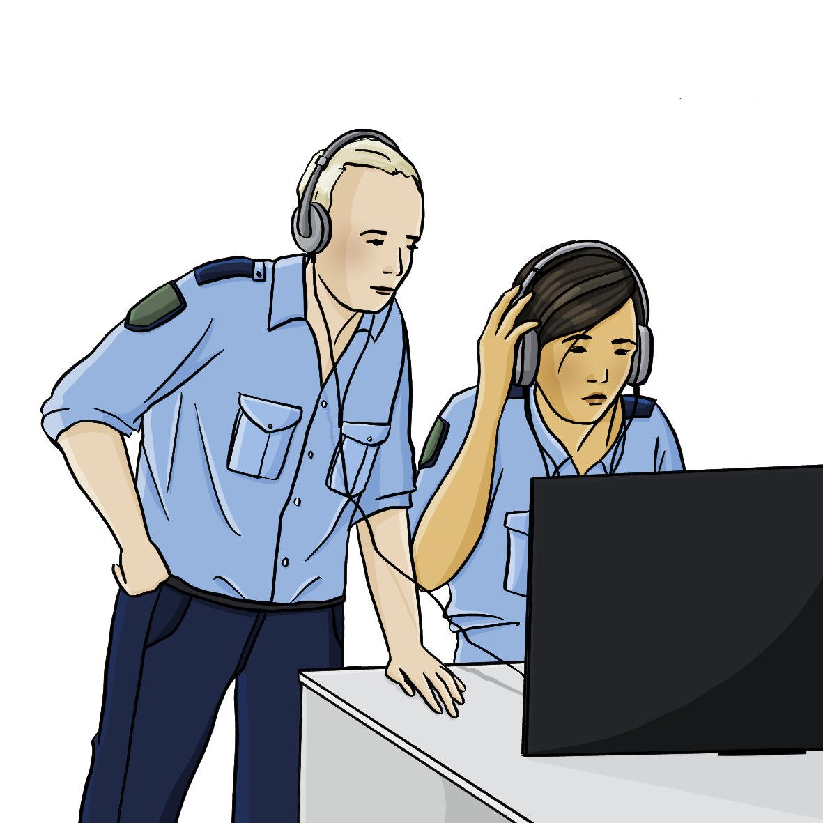 Eine Polizistin sitzt mit Kopfhörern am Computer. Neben ihr steht ein weiterer Polizist mit Kopfhörern. 