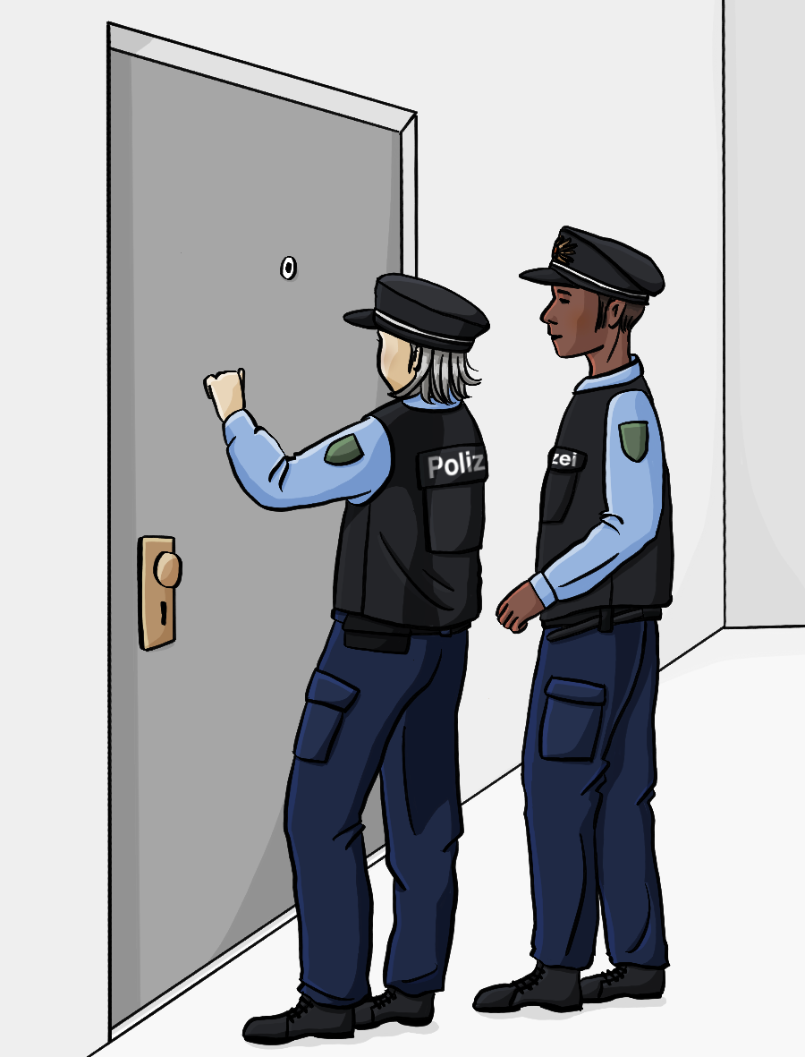 Eine Polizistin in Uniform klopft an eine Tür. Neben ihr steht ein weiterer Polizist. 