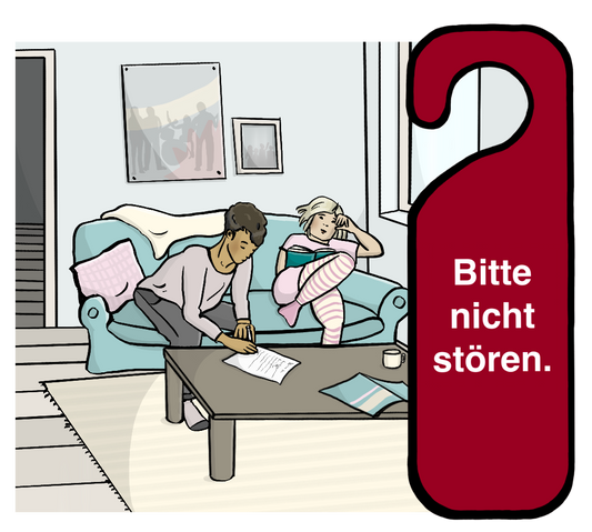 Ein Mann und eine Frau sitzen in einem Zimmer auf einem Sofa. Die Frau liest ein Buch, der Mann schreibt etwas auf einen Zettel. Neben dem Bild ist ein rotes Türschild mit der Aufschrift: Bitte nicht stören.