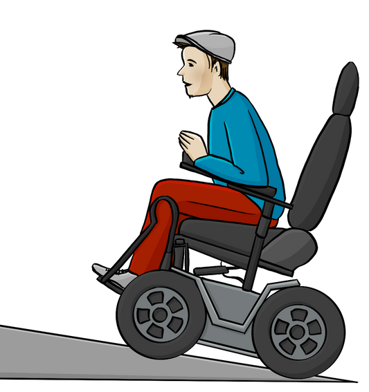 Ein Mann mit einem Elektrorollstuhl fährt eine Rampe hinauf.