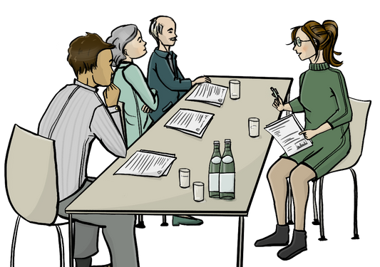 Ein Tisch mit Papieren und Getränken. Auf der linken Seite sitzen Männer und Frauen in förmlicher Kleidung. Auf der rechten Seite sitzt eine Frau mit Papieren in der Hand.