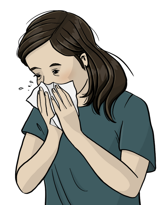 Eine Frau schnäuzt sich in ein Taschentuch.