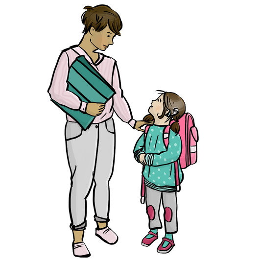 Ein Mädchen mit einem Schultornister und einem Cochlearimplantat schaut zu einer Frau hoch. Die Frau hält eine Mappe unter dem Arm und hat dem Mädchen eine Hand auf die Schulter gelegt. 