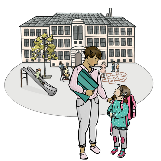 Ein Mädchen mit einem Schultornister und einem Cochlearimplantat schaut zu einer Frau hoch. Die Frau hält eine Mappe unter dem Arm und hat dem Mädchen eine Hand auf die Schulter gelegt. Im Hintergrund ist eine Schule mit Schulhof.