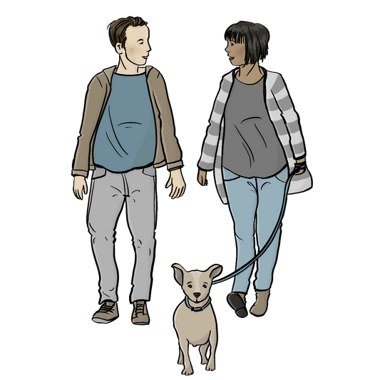 Ein Mann und eine Frau laufen nebeneinander her und schauen sich an. Die Frau hat einen Hund an der Leine. 