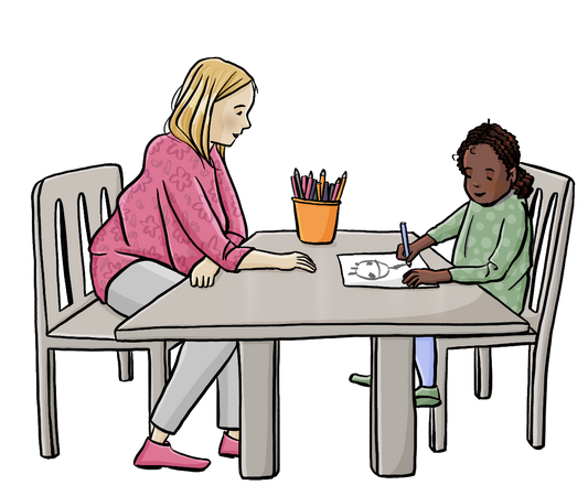 Eine Frau und ein Mädchen sitzen an einem Tisch. Das Mädchen malt. Auf dem Tisch ist Papier und ein Becher mit Stiften.