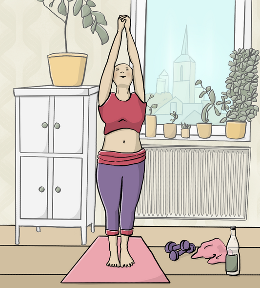 Eine Frau steht im Wohnzimmer auf einer Gymnastikmatte. Sie hat die Arme nach oben gestreckt. Neben ihr auf dem Boden sind eine Hantel, ein Handtuch und eine Wasserflasche. 