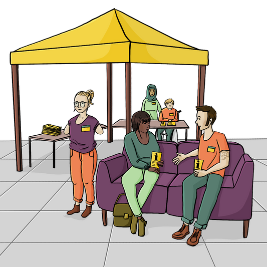 Unter einem überdachten Infostand stehen Menschen und Tische mit Infozetteln. Davor steht ein Sofa. Auf dem Sofa sitzen ein Mann und eine Frau und unterhalten sich.