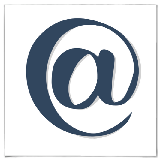 Ein blaues @-Zeichen.