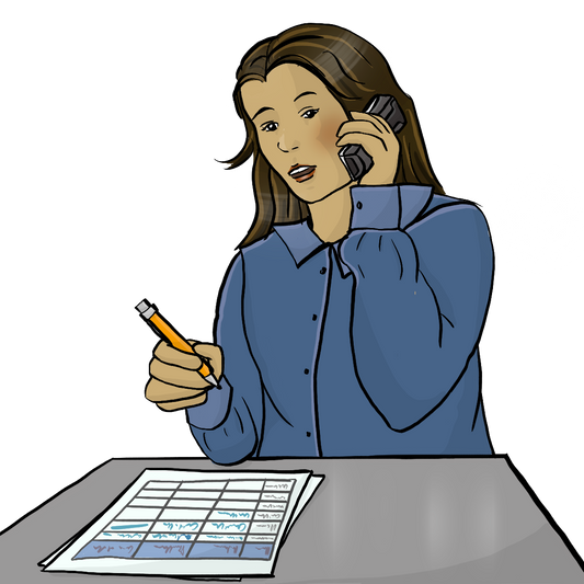 Eine Frau sitzt am Schreibtisch und hält sich einen Telefonhörer ans Ohr. Sie hält einen Stift in der Hand. Auf dem Schreibtisch liegt eine Liste.