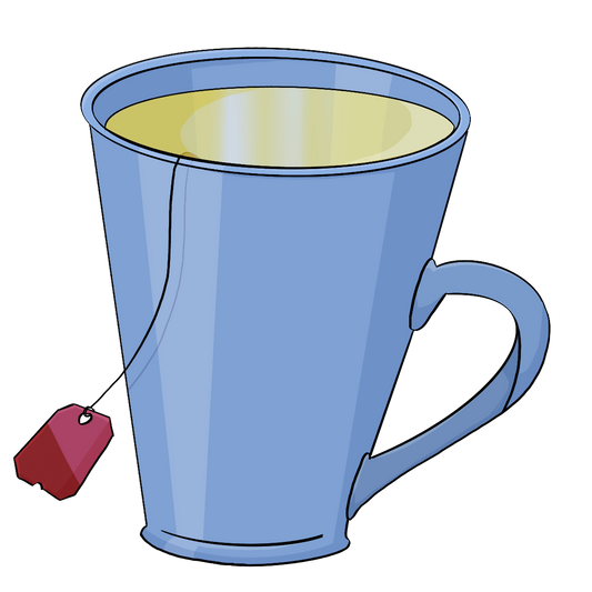 Eine Tasse mit einer hellen Flüssigkeit, über den Rand hängt ein Bändchen mit einem Papierschild.