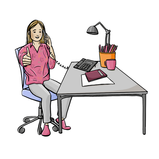 Eine Frau sitzt am Schreibtisch und telefoniert. Sie streckt den Daumen nach oben.