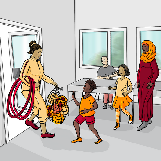 Eine Frau kommt in einen Raum. Sie trägt ein Netz mit Bällen und Reifen am Arm. Zwei Kinder laufen auf sie zu, im Hintergrund steht eine Frau mit Kopftuch und ein Mann sitzt an einem Tisch.