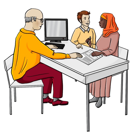 Ein Mann sitzt an einem Schreibtisch. Ihm gegenüber sitzen zwei Frauen, sie sind einander zugewandt. Eine von ihnen trägt ein Kopftuch. Auf dem Schreibtisch sind ein Computer und ein Formular. Ein Mann sitzt an einem Schreibtisch. Ihm gegenüber sitzen zwei Frauen, sie sind einander zugewandt. Eine von ihnen trägt ein Kopftuch. Sie hält einen Kugelschreiber in der Hand. Auf dem Schreibtisch sind ein Computer und ein Formular.