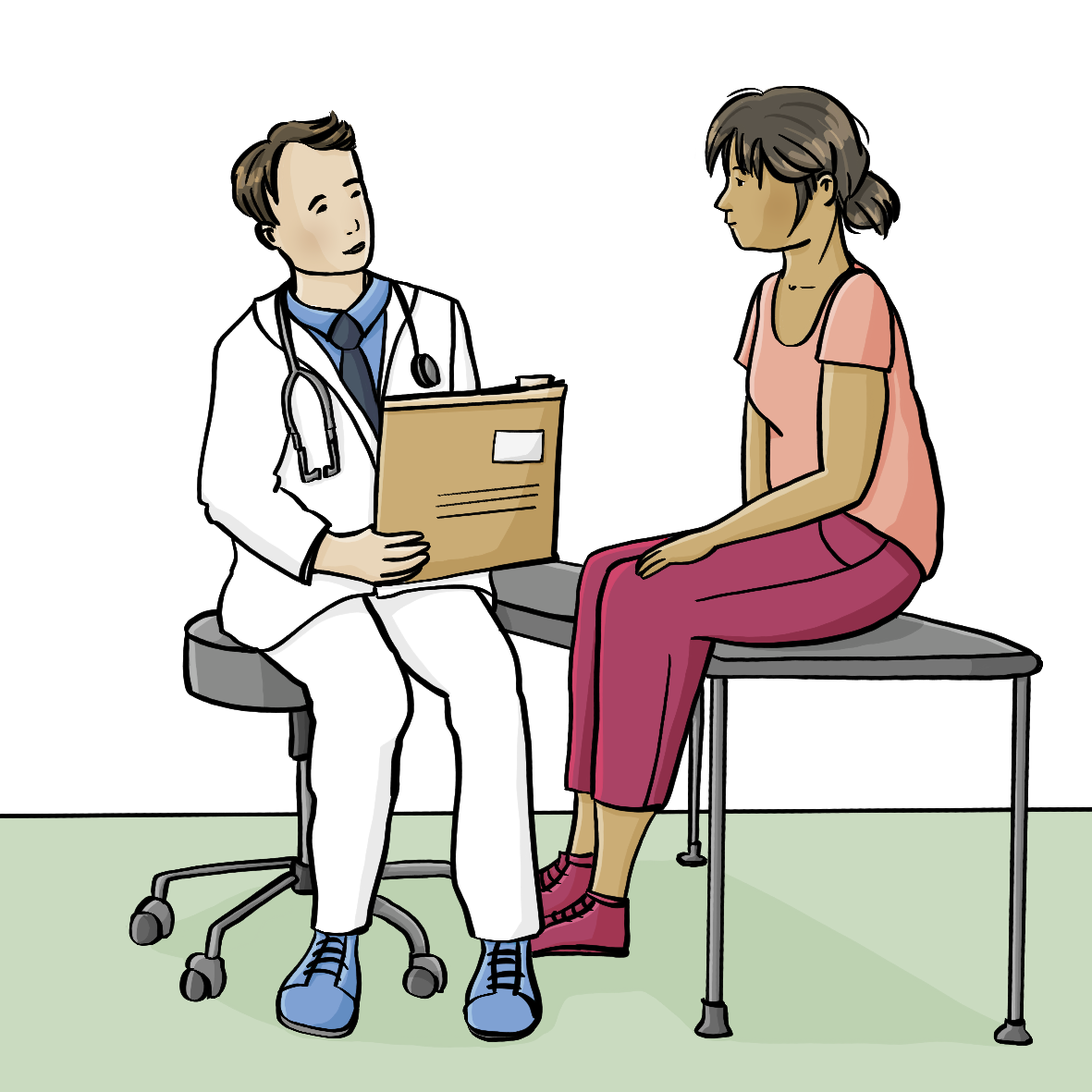 Eine Frau sitzt auf einer Untersuchungsliege. Vor ihr sitzt ein Arzt mit einer Patientenakte in der Hand. 