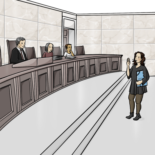 Eine Frau steht in einem Gerichtssaal. Sie hält eine Mappe unter dem Arm und streckt eine Hand in die Höhe. Hinter dem Richtertisch sitzen drei Richter und Richterinnen.