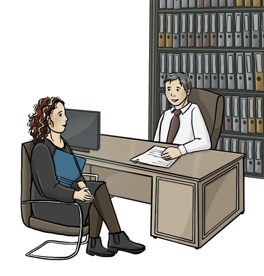 Ein Mann mit Krawatte sitzt an einem Schreibtisch. Hinter ihm steht ein Regal mit vielen Ordnern. Vor dem Schreibtisch sitzt eine Frau auf einem Stuhl. Sie hält eine Mappe unter dem Arm.