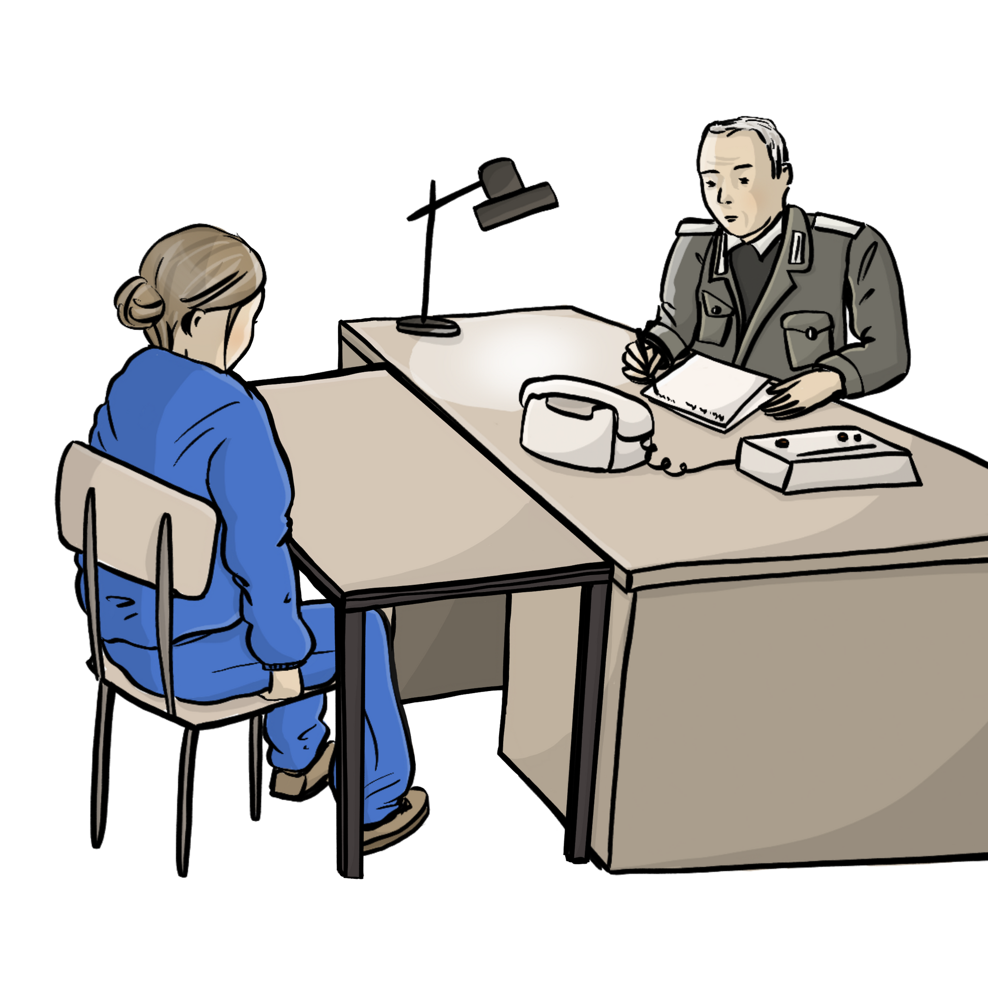 Eine Frau im blauen Overall sitzt vor einem Schreibtisch. Sie hat die Hände unter die Oberschenkel geschoben. Hinter dem Schreibtisch sitzt ein Mann in Uniform. Er schreibt etwas auf einen Block. 