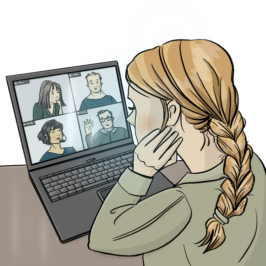 Eine Frau sitzt am Schreibtisch vor einem Laptop. Auf dem Bildschirm sind vier Gesichter.