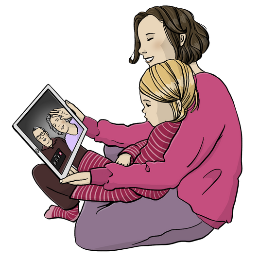 Eine Frau sitzt auf dem Boden mit einem Mädchen auf dem Schoß. Sie hält ein Tablet in der Hand. Auf dem Bildschirm winken ein älterer Mann und eine ältere Frau. 