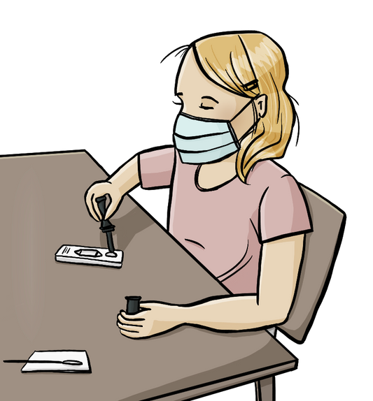 Ein Mädchen mit Mundschutz sitzt an einem Tisch und macht einen Corona-Schnelltest. Sie tropft die Test-Flüssigkeit in die Testkassette. Auf dem Tisch liegt der benutzte Tupfer auf einem Tuch. 