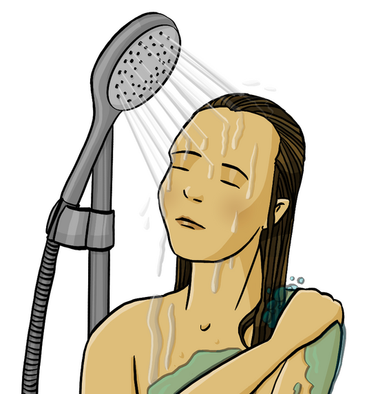 Eine Frau duscht. 