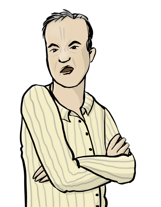 Ein Mann mit verschränkten Armen. Er schaut verächtlich.