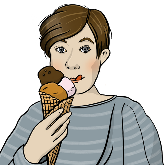 Eine Frau hält ein Eis in der Hand und leckt sich über die Oberlippe.