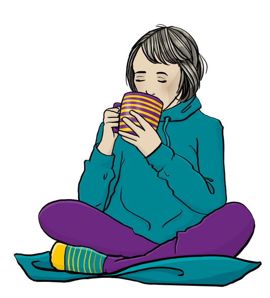 Eine Frau sitzt auf einem Kissen. Sie hat die Augen geschlossen und trinkt aus einer Tasse.